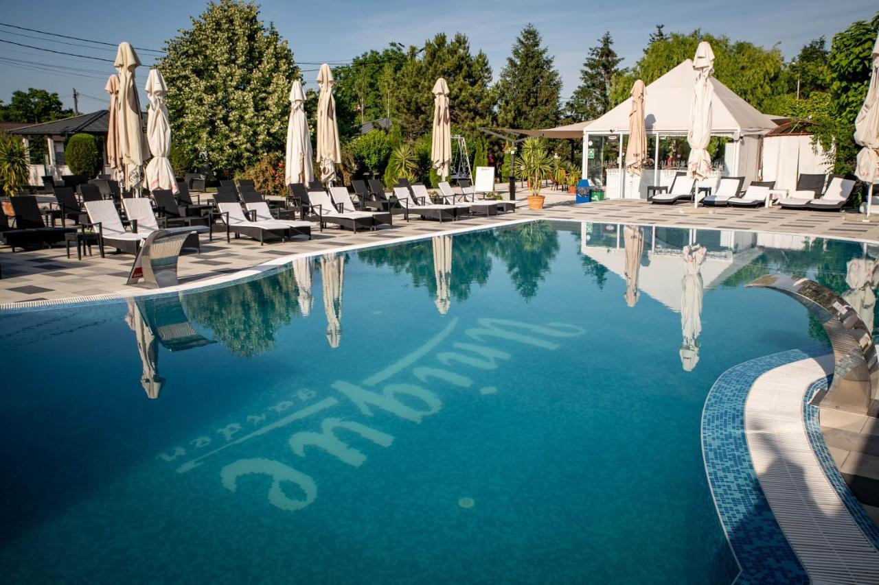 Unique Garden Hotel Brăila Exteriör bild
