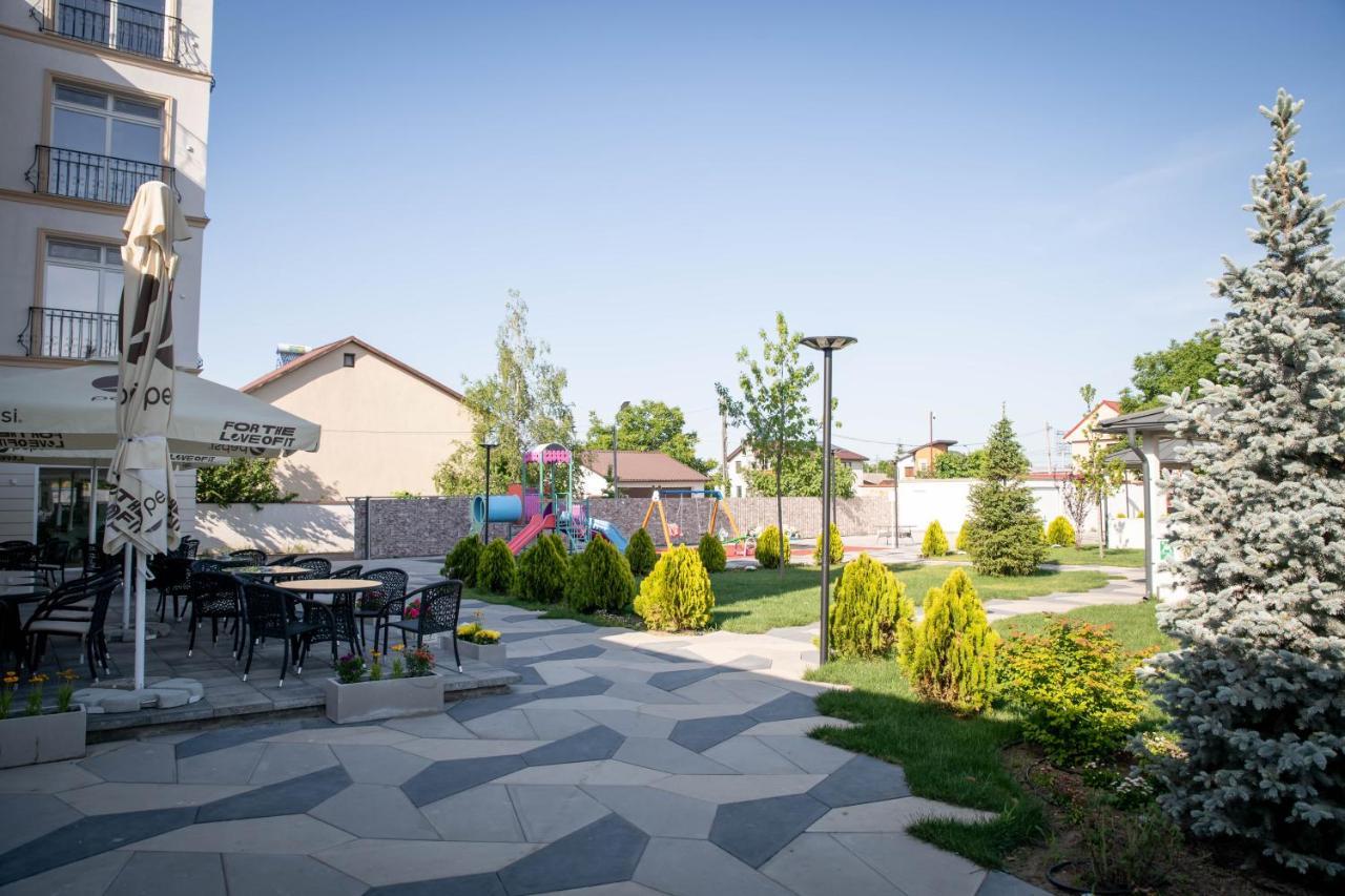 Unique Garden Hotel Brăila Exteriör bild