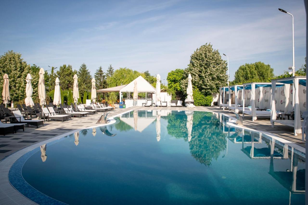 Unique Garden Hotel Brăila Exteriör bild