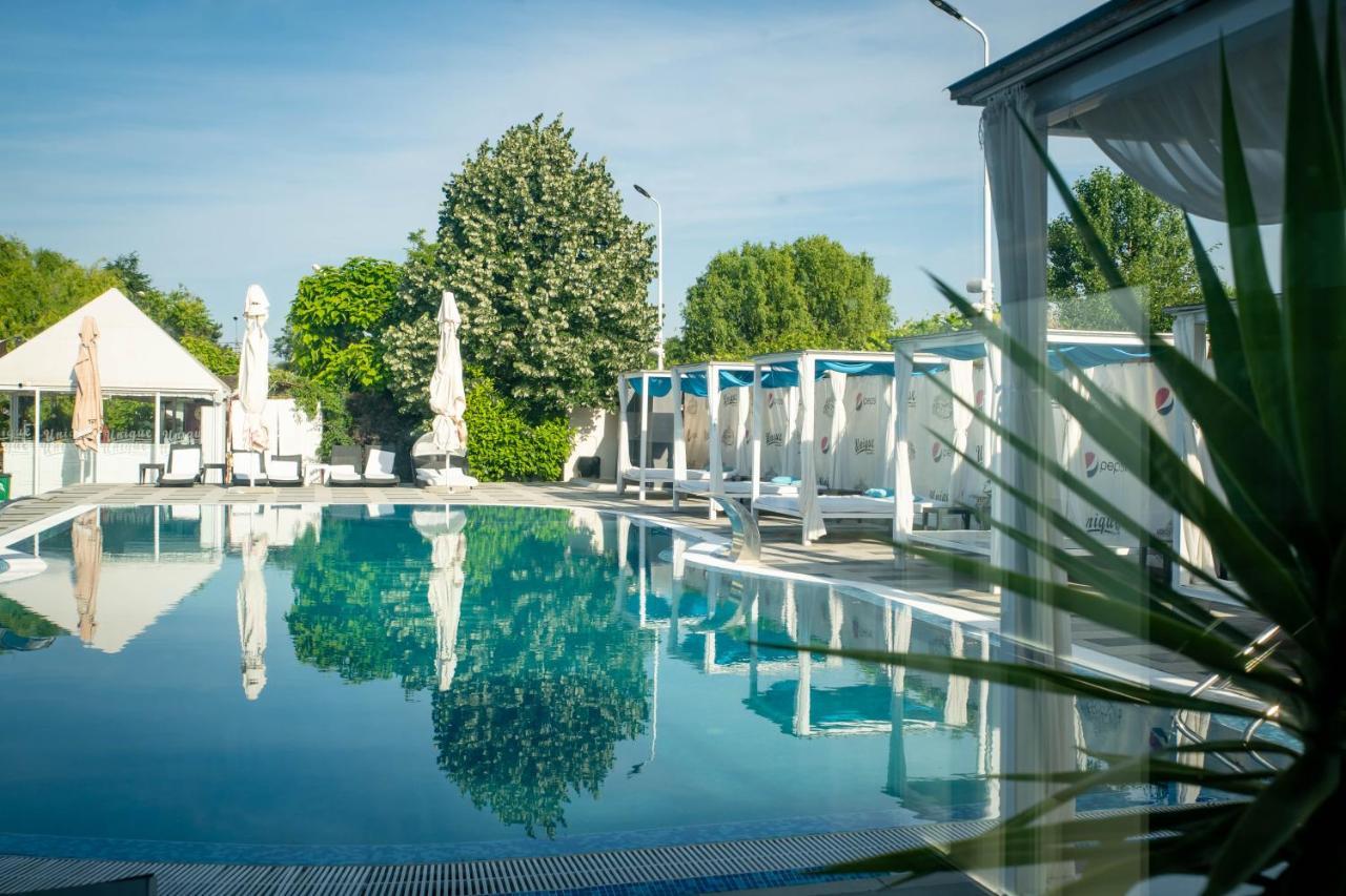 Unique Garden Hotel Brăila Exteriör bild