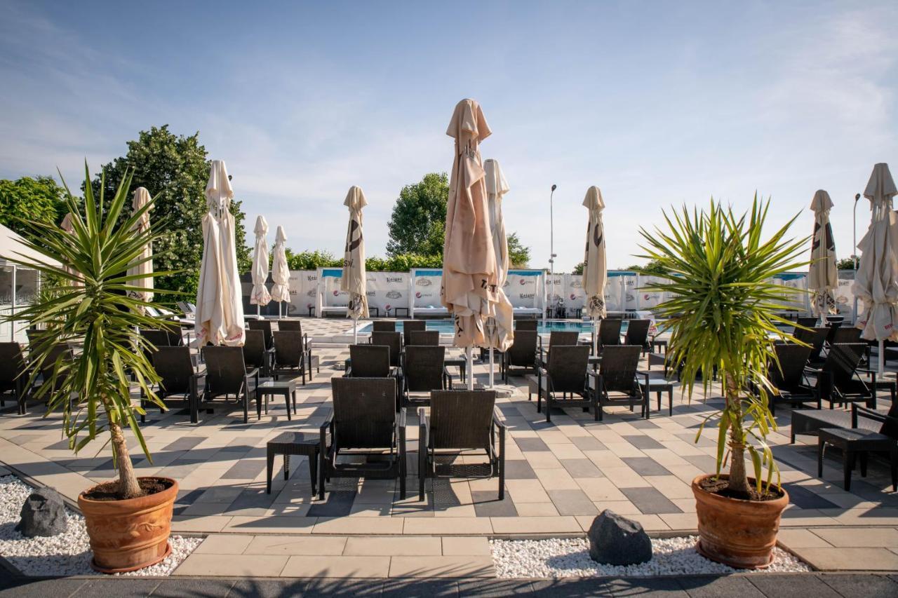 Unique Garden Hotel Brăila Exteriör bild